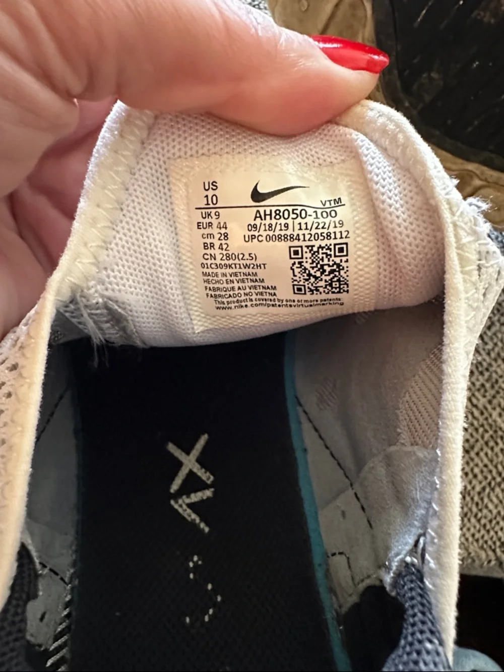 Nike Men’s White and Black Air Max 270 Slip-On Sneakers - Picture 6 of 6